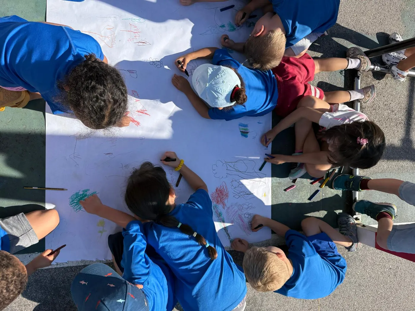 Taller de dibujo colaborativo en el Campamento NSD
