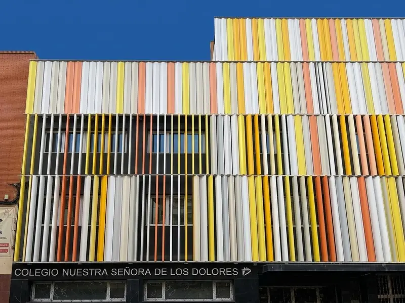 Fachada del Colegio Ntra. Sra. de los Dolores, en la calle Tordo, con sus lamas de colores