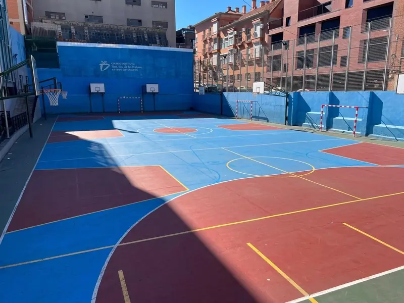 Pista deportiva del patio del colegio, con canastas y porterías